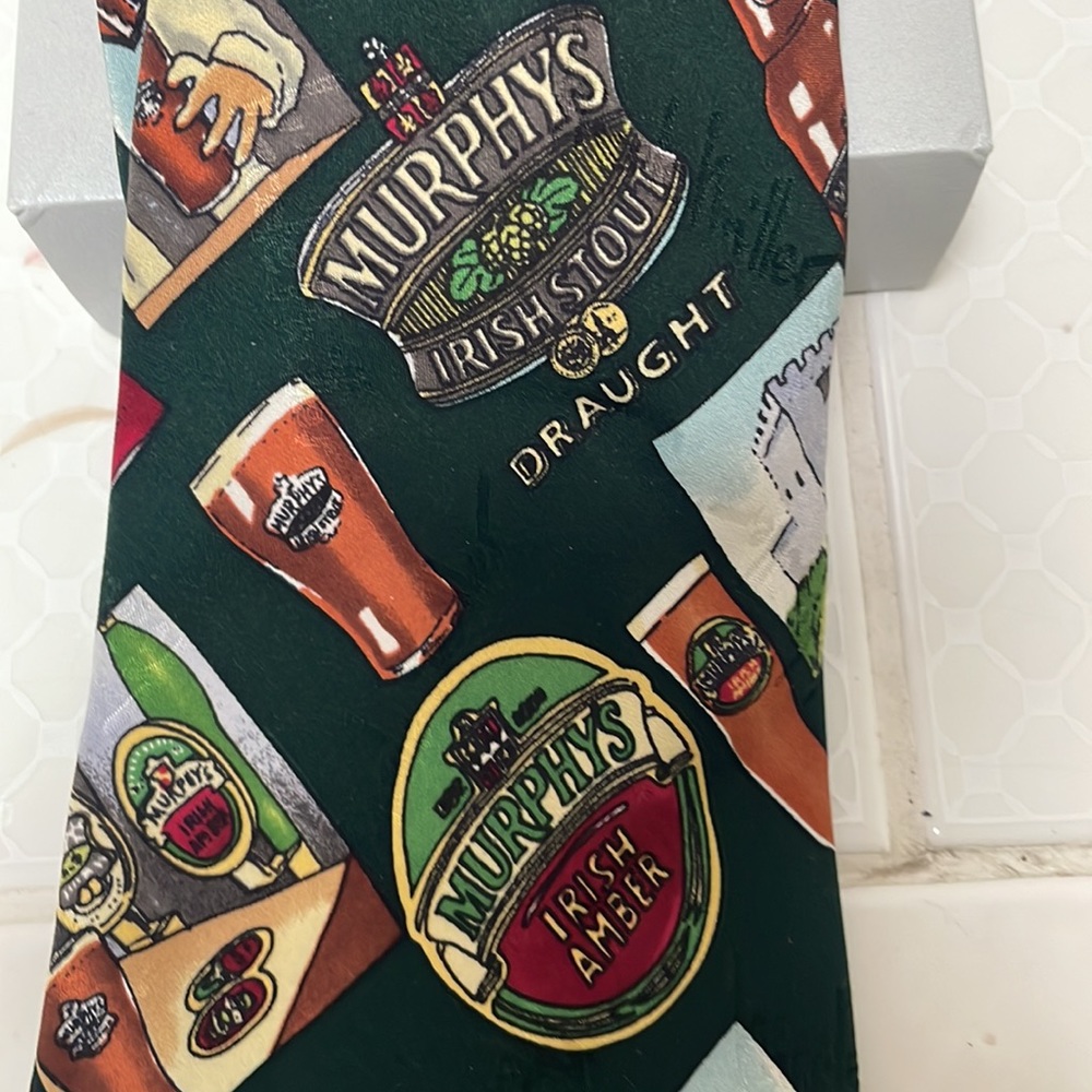 St Patrick’s Day Silk Green tie Irish beers pubs Nicole Miller vintage